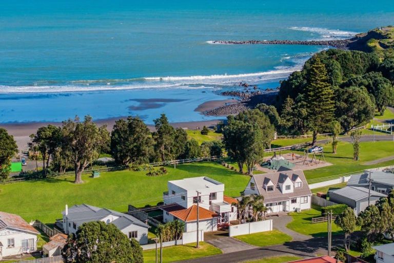 Photo of property in 22 Fox Street, Opunake, 4616