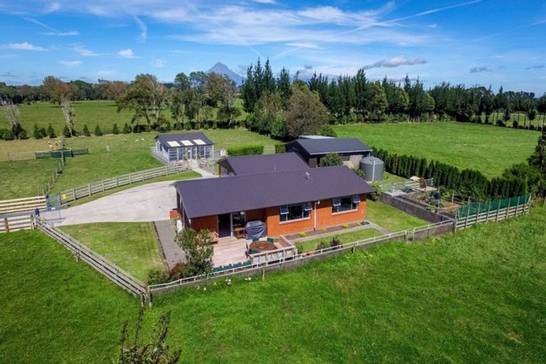 Photo of property in 318 Mountain Road, Lepperton, New Plymouth, 4373