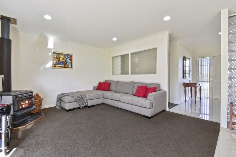 Photo of property in 40 Goodwood Drive, Goodwood Heights, Auckland, 2105