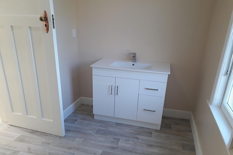 Photo of property in 1 Frood Street, Bulls, 4818