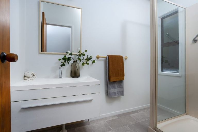 Photo of property in 2/17 Winifred Avenue, Bayview, Auckland, 0629