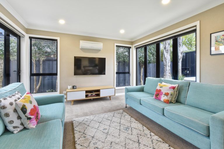 Photo of property in 14 Corsica Way, Karaka, Papakura, 2113