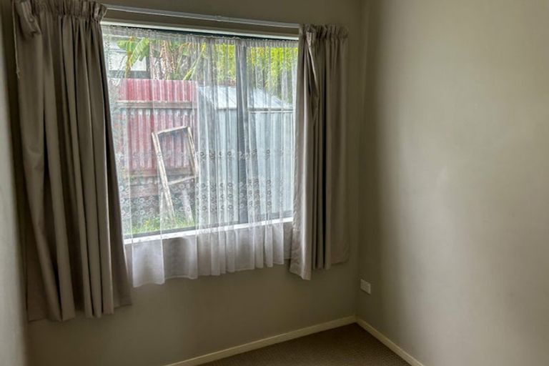 Photo of property in 16 Kelman Road, Kelston, Auckland, 0602