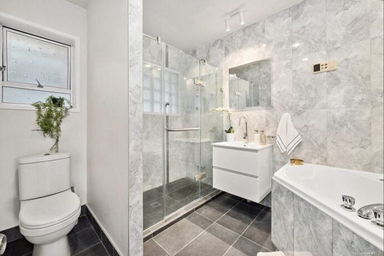 Photo of property in 2/36 Sealy Road, Torbay, Auckland, 0630