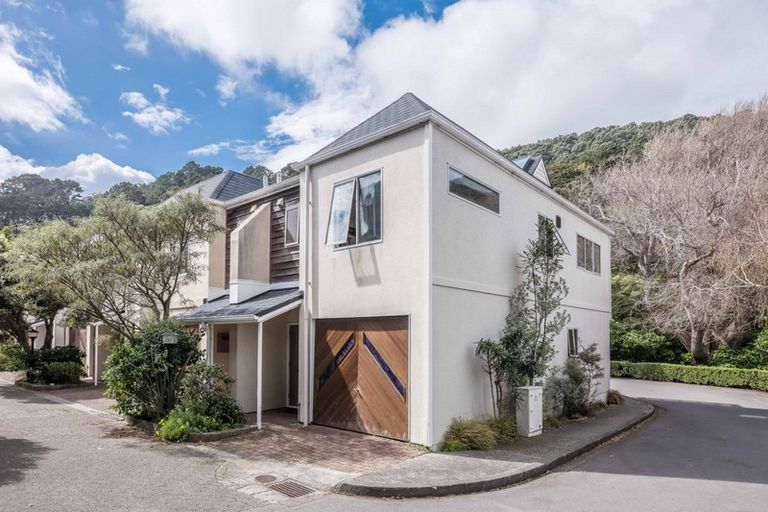 Photo of property in 17 Lawson Place, Mount Victoria, Wellington, 6011