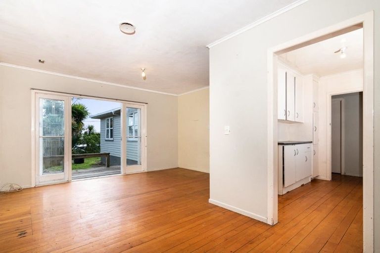 Photo of property in 48 Longburn Road, Henderson, Auckland, 0610