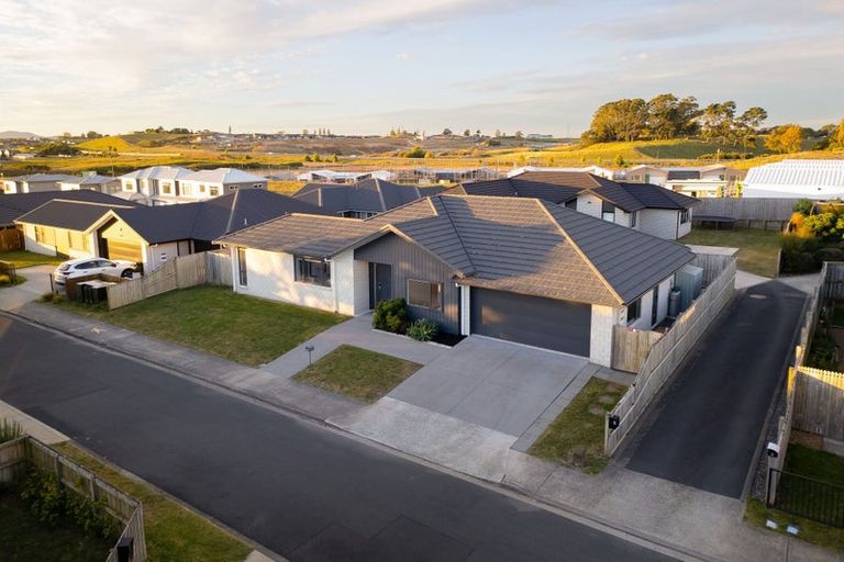 Photo of property in 8 Faber Place, Rototuna North, Hamilton, 3210