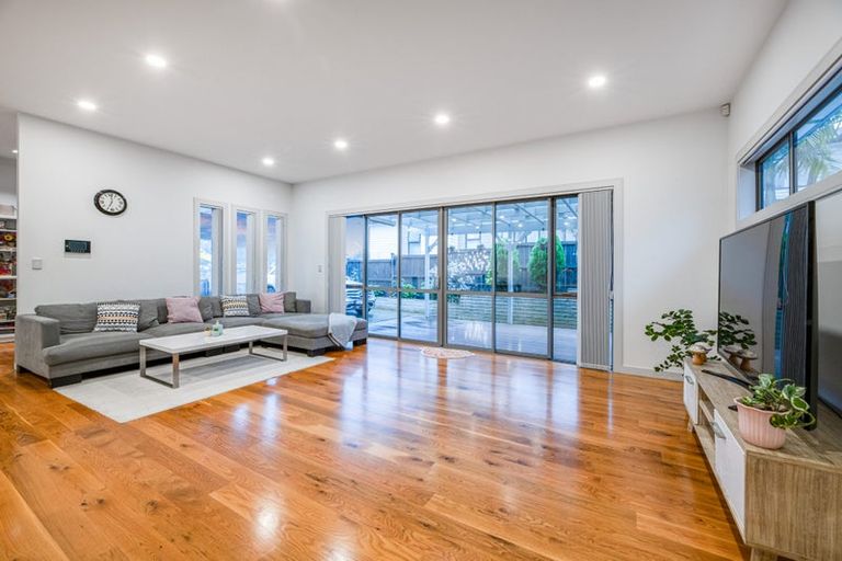 Photo of property in 120 San Valentino Drive, Henderson, Auckland, 0612