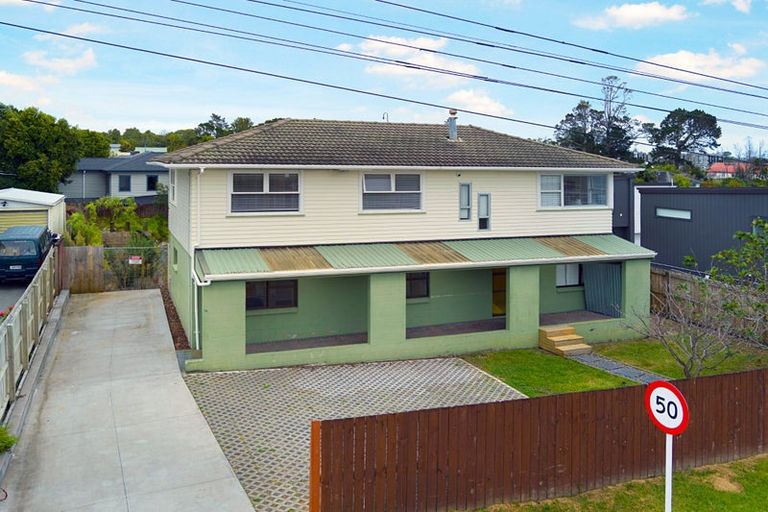 Photo of property in 102 Tirimoana Road, Te Atatu South, Auckland, 0602