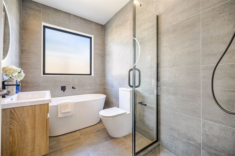 Photo of property in 9 Mcindoe Road, Kumeu, 0810