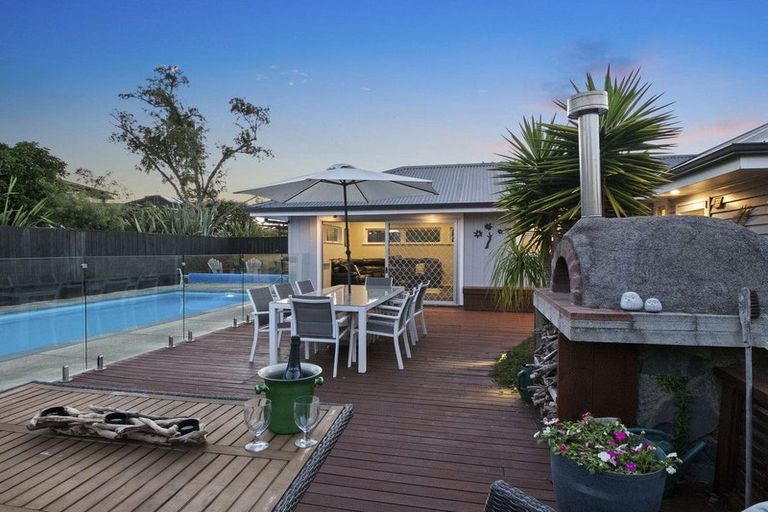 Photo of property in 34 Cliff View Drive, Green Bay, Auckland, 0604