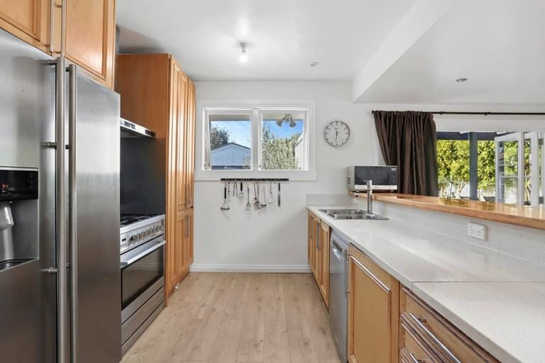 Photo of property in 15 Kingdale Road, Henderson, Auckland, 0610