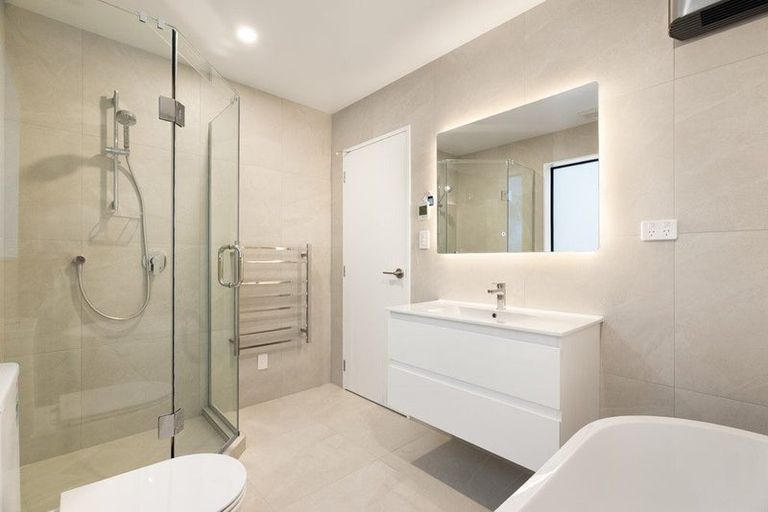 Photo of property in 8b Catalina Crescent, Forrest Hill, Auckland, 0620