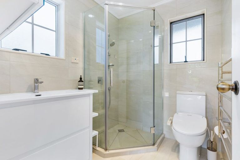 Photo of property in 3a Leiden Place, Totara Vale, Auckland, 0629