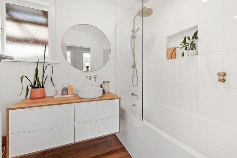 Photo of property in 10 Edgerton Road, Te Atatu Peninsula, Auckland, 0610