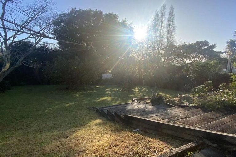 Photo of property in 11 Idyll Place, Northcross, Auckland, 0632