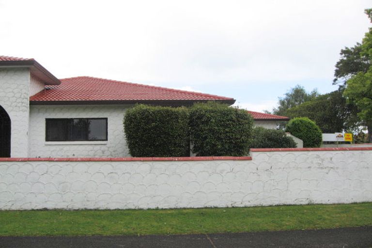Photo of property in 2/1 Tatua Place, Conifer Grove, Takanini, 2112