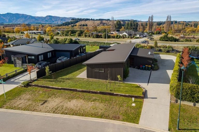 Photo of property in 19 Kingfisher Crescent, Albert Town, Wanaka, 9305