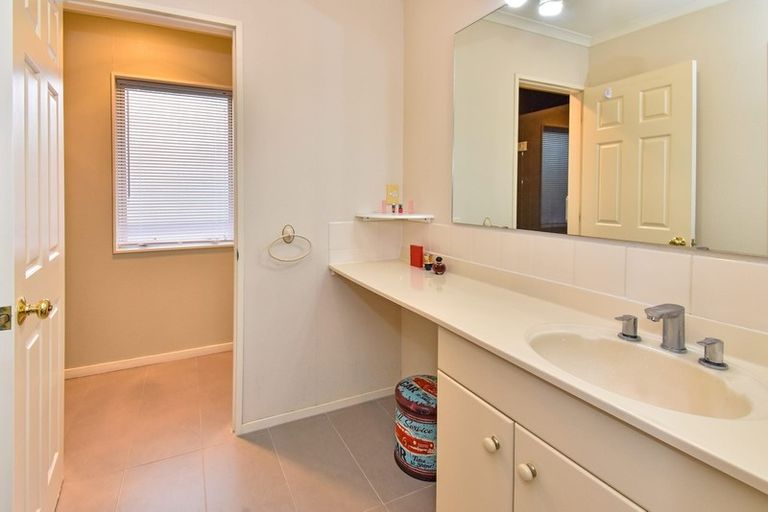 Photo of property in 32 Ewhurst Place, Goodwood Heights, Auckland, 2105