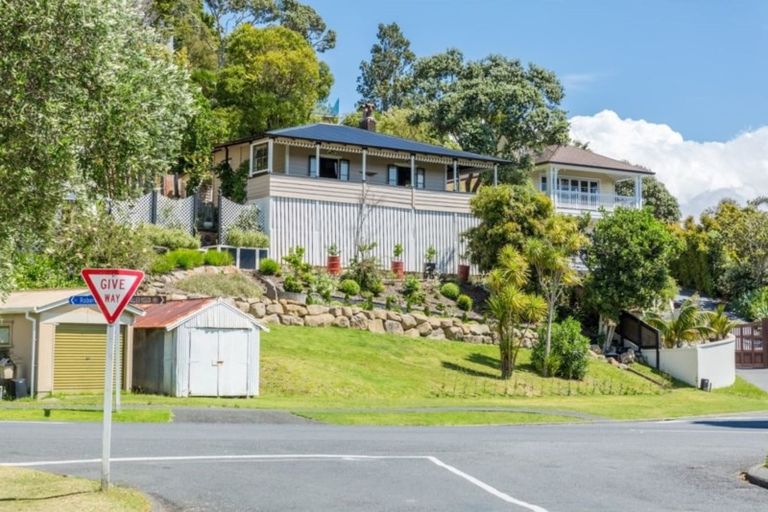 Photo of property in 1 Robertson Street, Russell, 0202