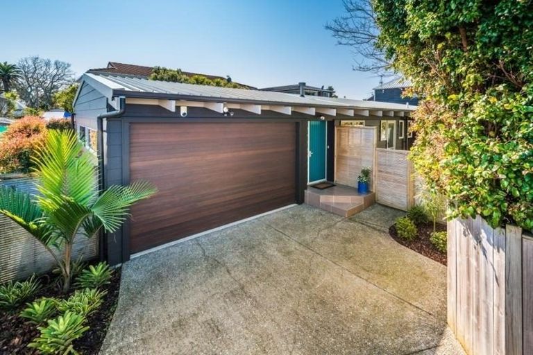 Photo of property in 2/52 Norwood Road, Bayswater, Auckland, 0622