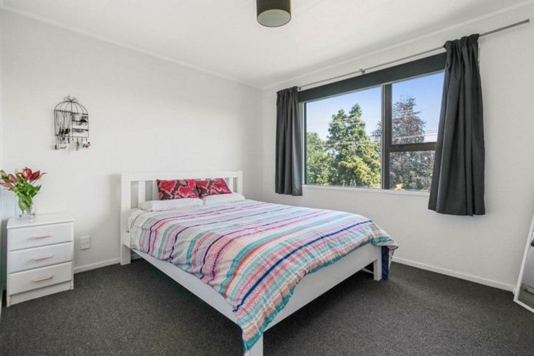 Photo of property in 2/17 Sunnyside Road, Sunnyvale, Auckland, 0612