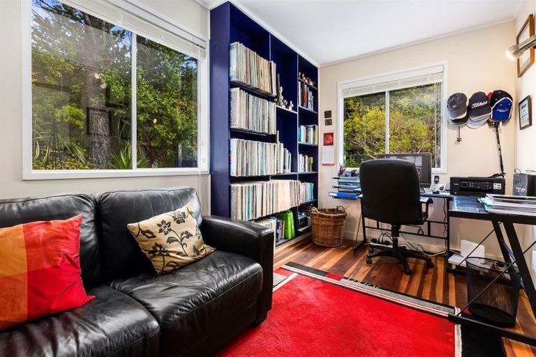 Photo of property in 19 Oak Avenue, Paremata, Porirua, 5024