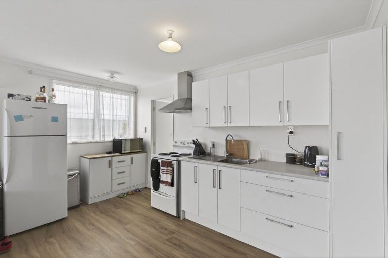 Photo of property in 8 Simons Street, Moturoa, New Plymouth, 4310