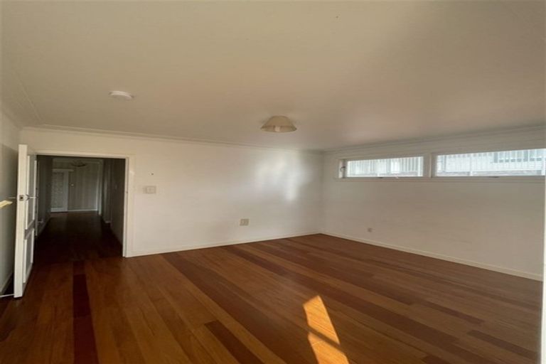 Photo of property in 19 Yeovil Road, Te Atatu Peninsula, Auckland, 0610