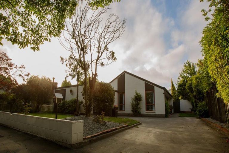Photo of property in 37 Burnside Crescent, Burnside, Christchurch, 8053