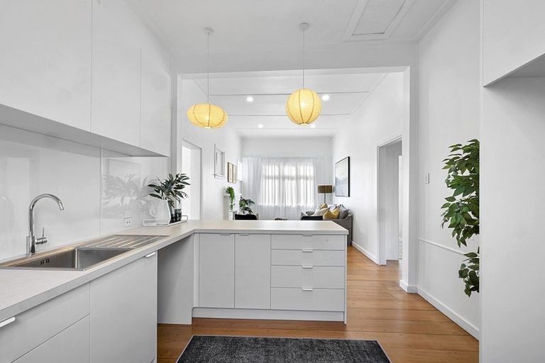 Photo of property in 42 Hine Street, New Plymouth, 4310