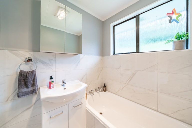 Photo of property in 43b Hartford Crescent, Totara Park, Upper Hutt, 5018