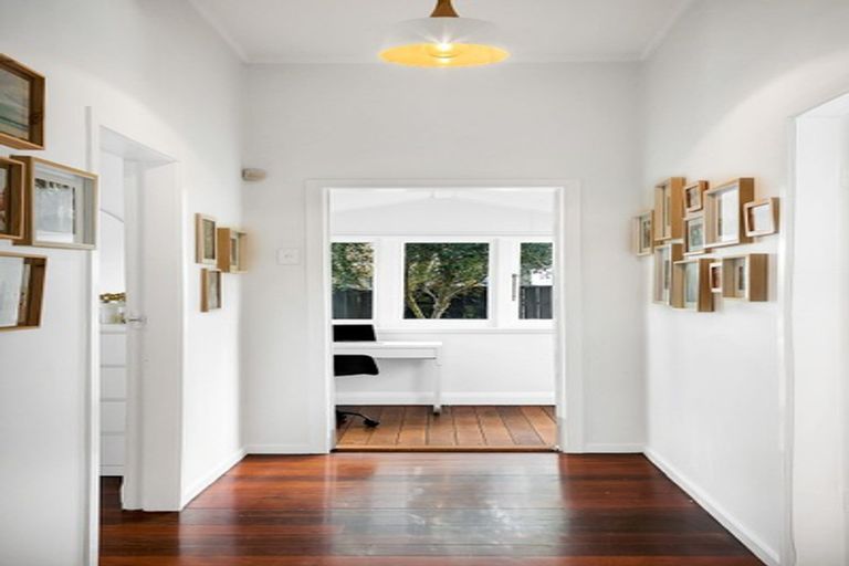 Photo of property in 22 Wright Road, Point Chevalier, Auckland, 1022