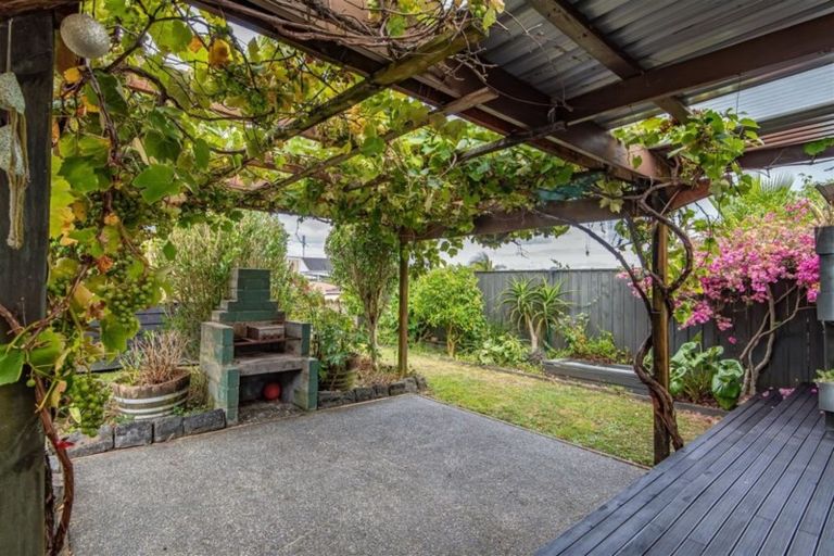 Photo of property in 9 Edgware Road, West Harbour, Auckland, 0618