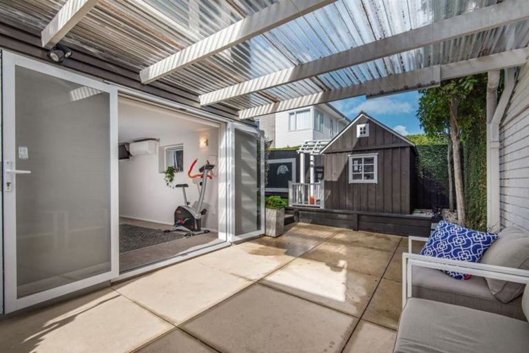 Photo of property in 2/52 Aberdeen Road, Campbells Bay, Auckland, 0620