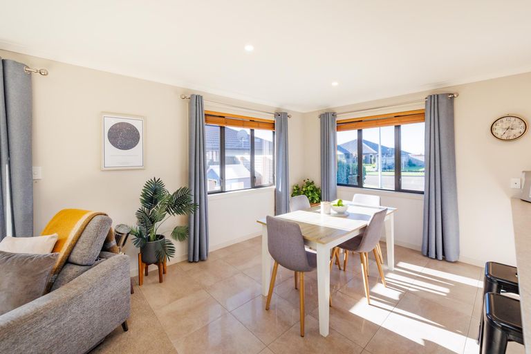 Photo of property in 34 Cyprus Place, Fitzherbert, Palmerston North, 4410