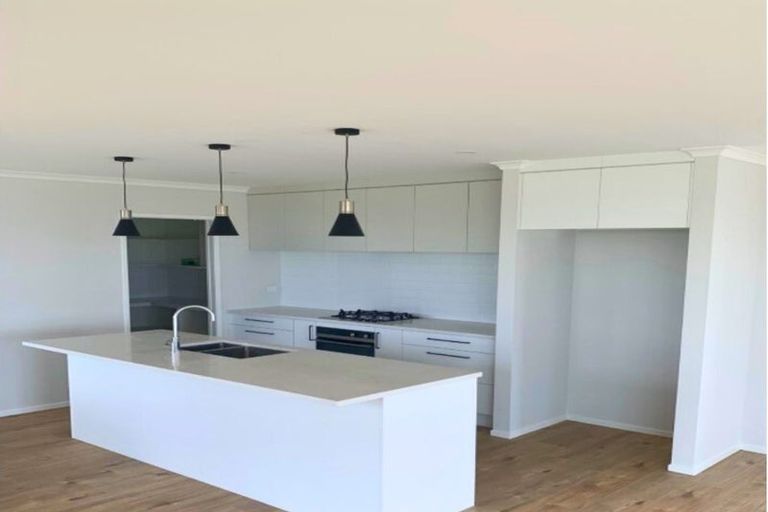 Photo of property in 9 Whata Street, Clarks Beach, 2122