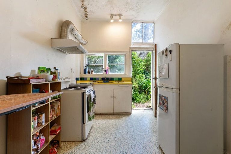 Photo of property in 25 Sutherland Crescent, Melrose, Wellington, 6023