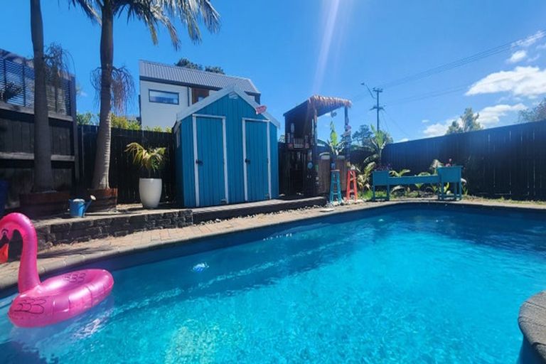 Photo of property in 175 Beach Haven Road, Beach Haven, Auckland, 0626