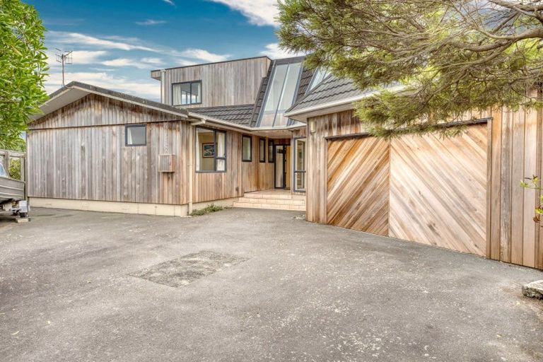 Photo of property in 17 Oratia Street, Waikanae Beach, Waikanae, 5036