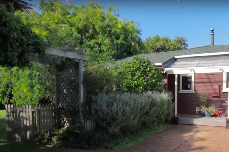 Photo of property in 100 Roberts Road, Te Atatu South, Auckland, 0610