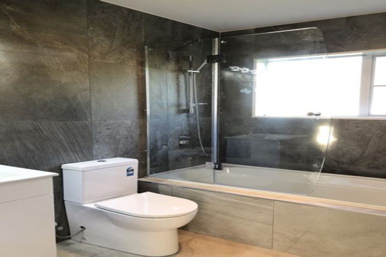 Photo of property in 70 Lagoon Way, West Harbour, Auckland, 0618