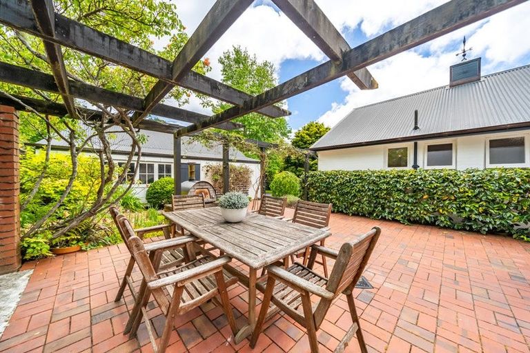 Photo of property in 88 Pinehaven Road, Pinehaven, Upper Hutt, 5019