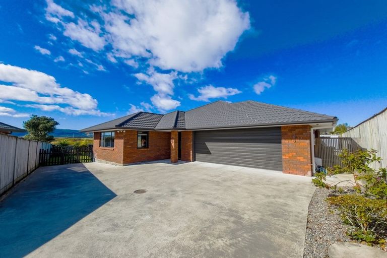 Photo of property in 12 Ron Place, Fitzherbert, Palmerston North, 4410