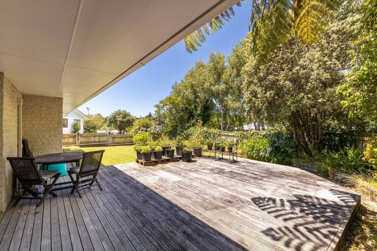 Photo of property in 2 Te Ngaere Place, Merrilands, New Plymouth, 4312