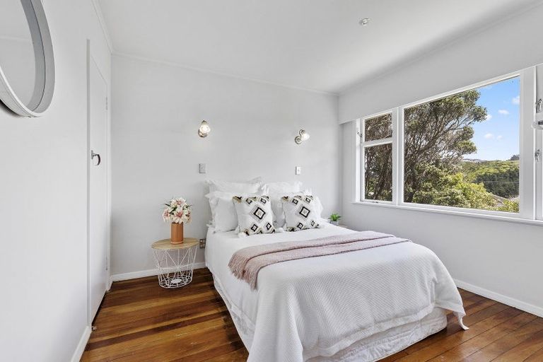 Photo of property in 7 Miles Crescent, Newlands, Wellington, 6037