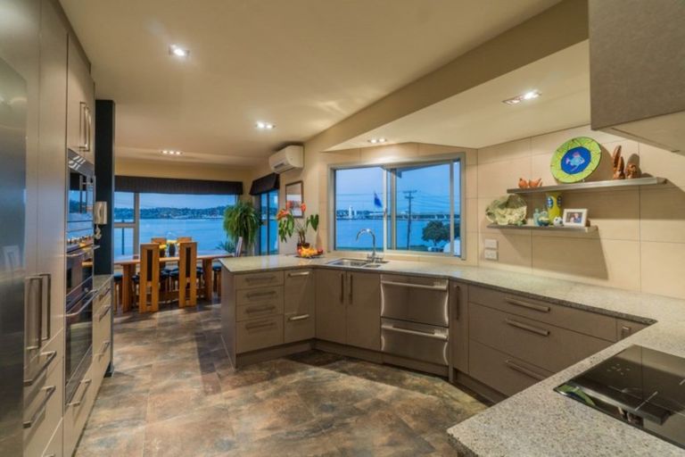 Photo of property in 16 Kiwi Esplanade, Mangere Bridge, Auckland, 2022