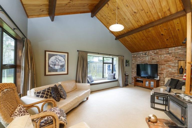 Photo of property in 11 Hillgrove Place, Fitzherbert, Palmerston North, 4410