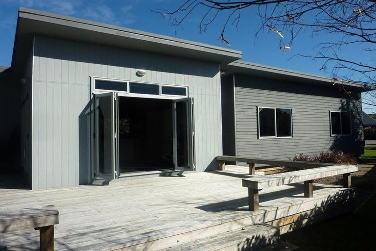 Photo of property in 2/11 Gibbs Place, Kinloch, Taupo, 3377