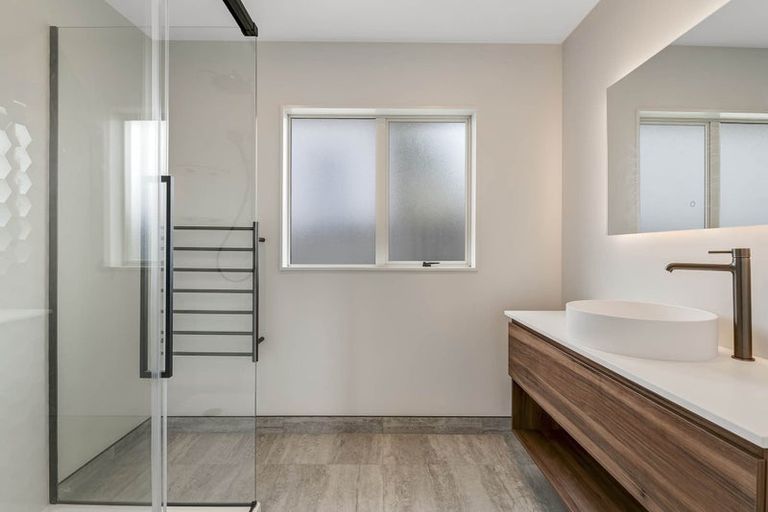 Photo of property in 2/2 Rook Place, Unsworth Heights, Auckland, 0632